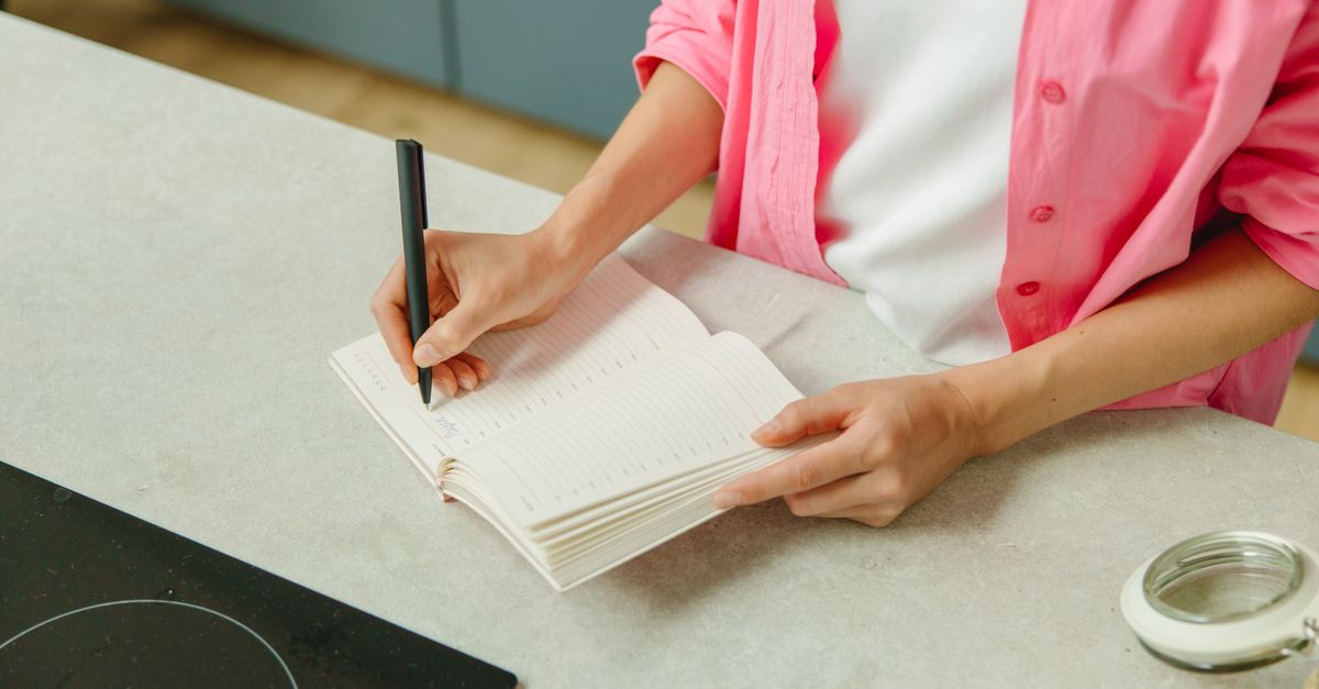 家族が買い物リストを確認しながら冷蔵庫の前に立っている様子